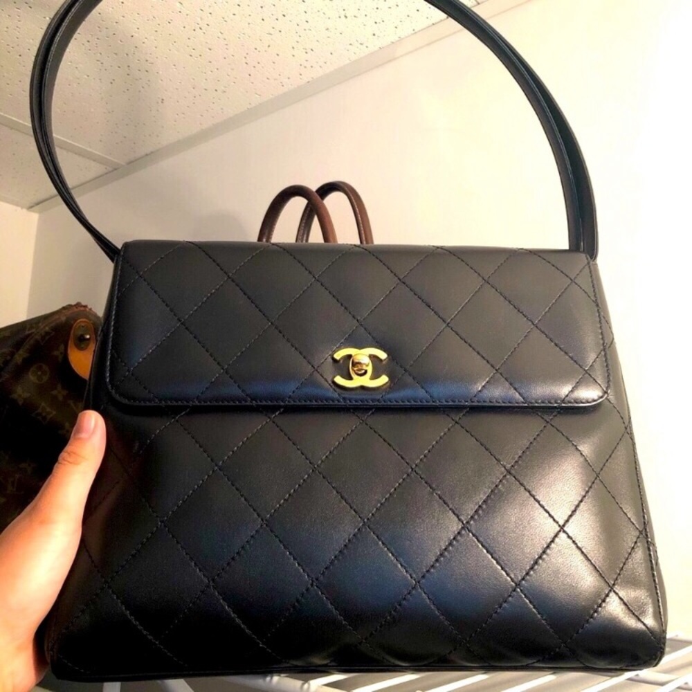 CHANEL double loop in smooth leather and gold hardware